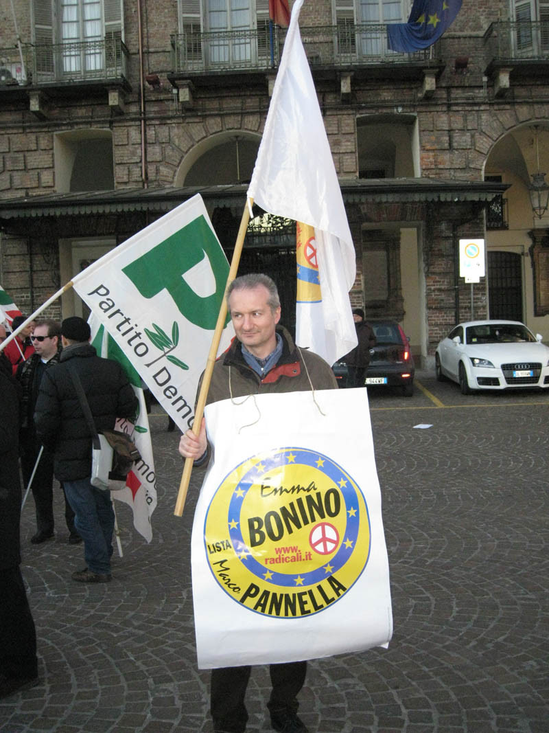 con bandiera lista Bonino Pannella