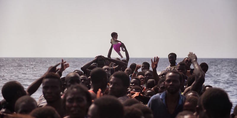 Migranti in attesa di esser soccorsi a circa 20 chilometri dalla costa libica, 4 ottobre 2016 (ARIS MESSINIS/AFP/Getty Images)